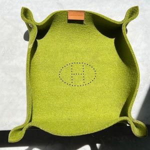 Taurillon Clemence Felt Bridge Mises et Relances Change Tray Green
